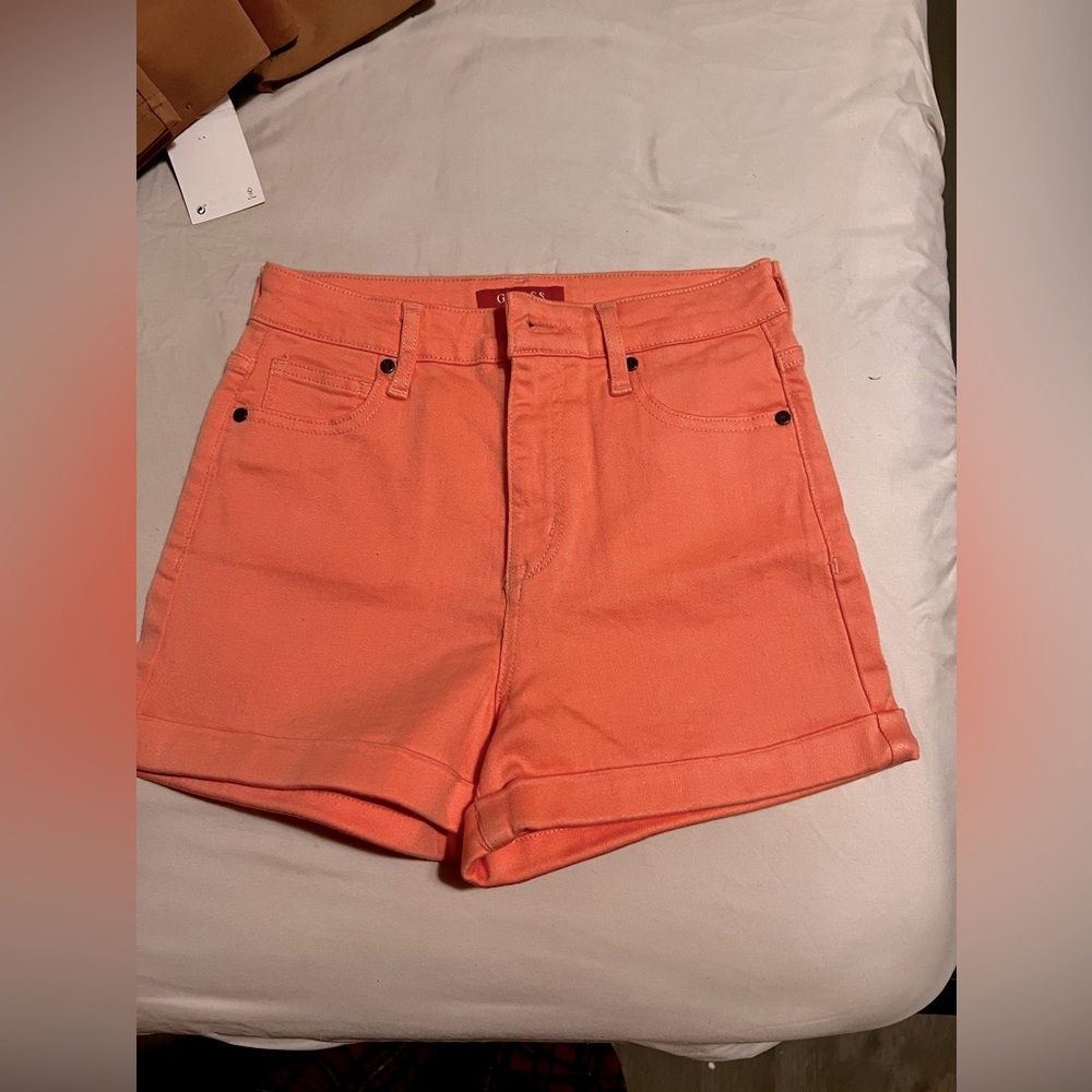 Short Guess salmón color